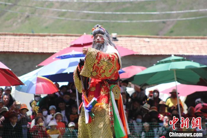 圖為觀眾們觀看表演?！“喱斂h文體旅游廣電局 供圖