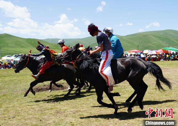 圖為選手進(jìn)行3000米賽馬比賽?！●R銘言 攝