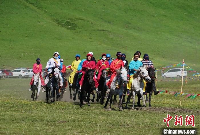 圖為選手進(jìn)行3000米賽馬比賽?！●R銘言 攝