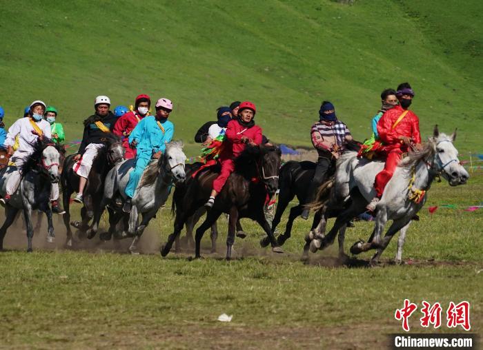 圖為選手進(jìn)行3000米賽馬比賽?！●R銘言 攝