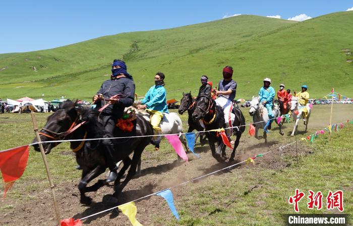 圖為選手進(jìn)行3000米賽馬比賽?！●R銘言 攝