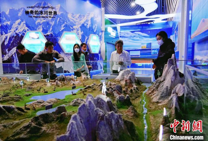 圖為中外嘉賓在玉樹州博物館內參觀?！●R銘言 攝