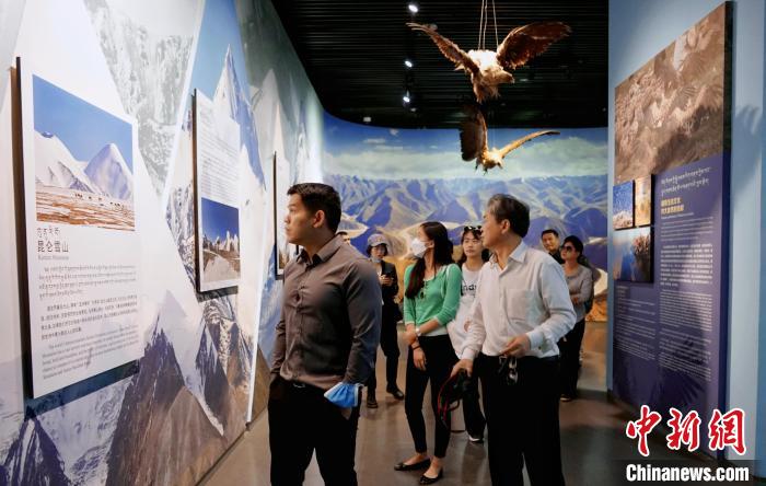 圖為中外嘉賓參觀玉樹州博物館?！●R銘言 攝