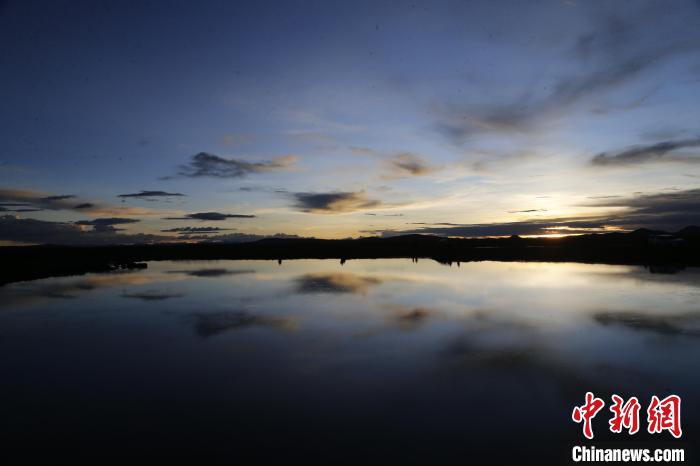 圖為夕陽下的查旦濕地?！●R銘言 攝