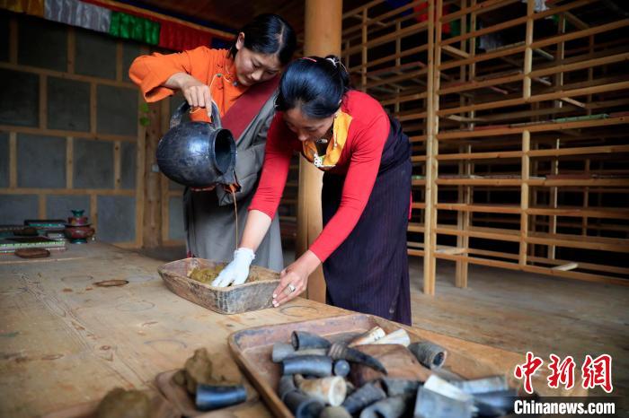 調(diào)合香團(tuán)?！⊥趵?攝