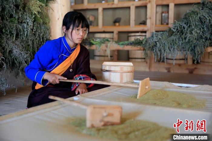 過(guò)濾香粉。　王磊 攝