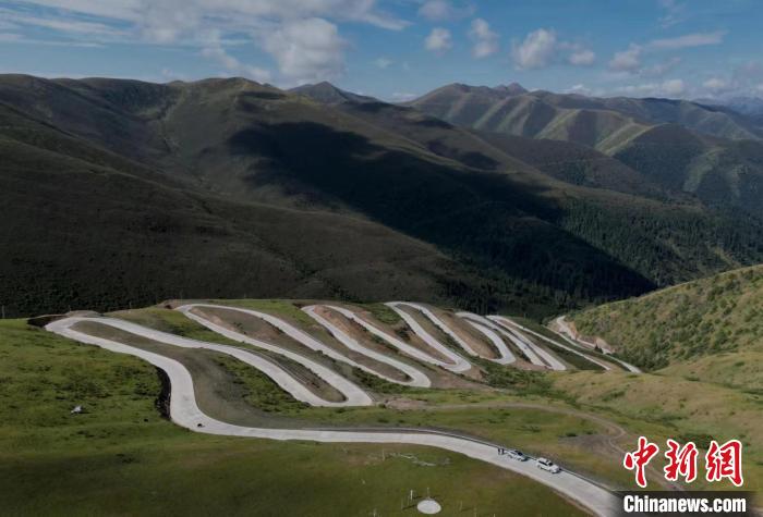 四川壤塘上藍天路：沿線居民致富的幸?！疤炻贰? oldsrc=