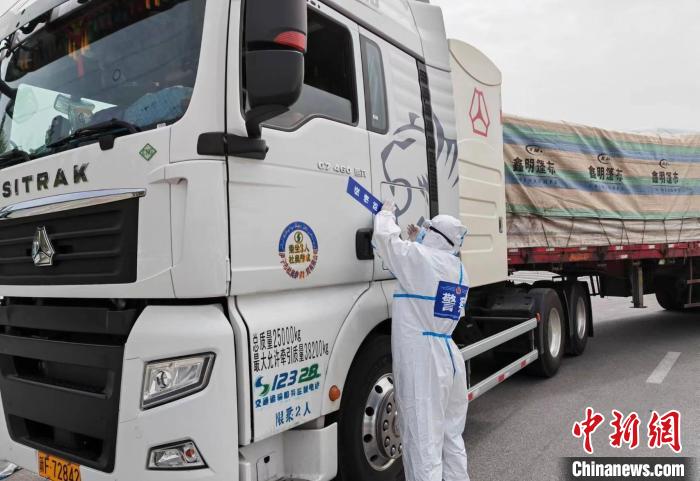 青海海西:醫(yī)警伉儷“疫”起戰(zhàn)