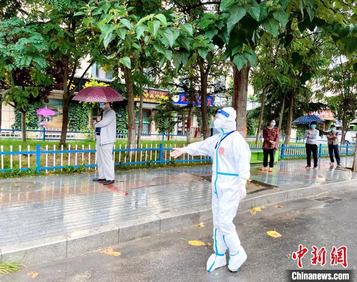 高原小城青海尖扎抗疫見(jiàn)聞：柔肩亦可擔(dān)重任，夫妻檔聞令而動(dòng)