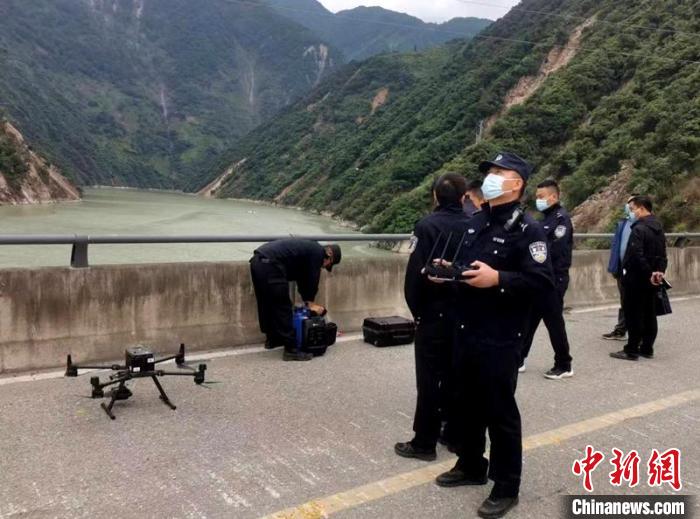 民警組成的搜尋隊利用無人機在震區(qū)開展空中巡查。　甘孜州公安局供圖