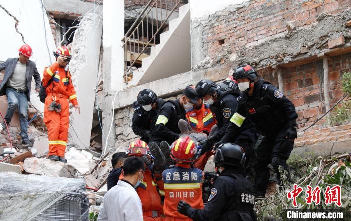 四川消防救援人員開展救援。　四川消防 供圖