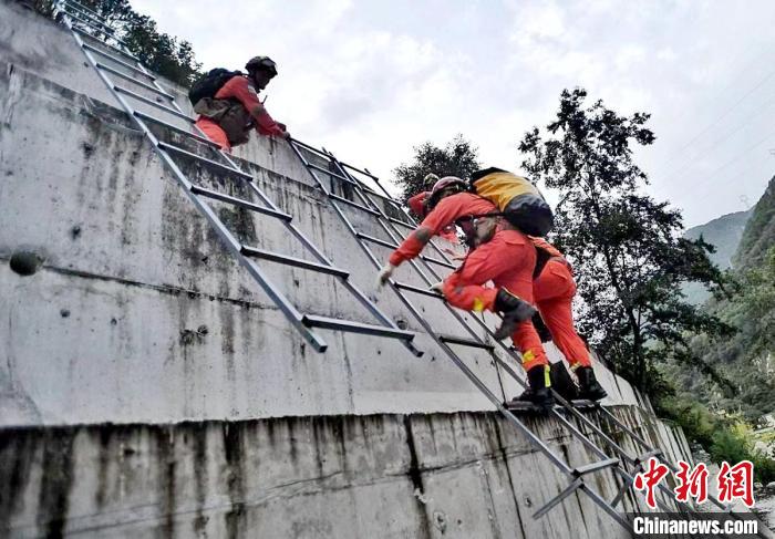 四川消防救援人員開展救援?！∷拇ㄏ?供圖
