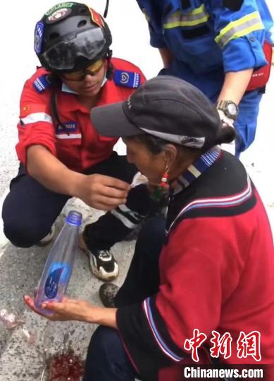 筠連筠愛青年應急救援隊救援人員正在為傷員傷口清理?！∈茉L者供圖