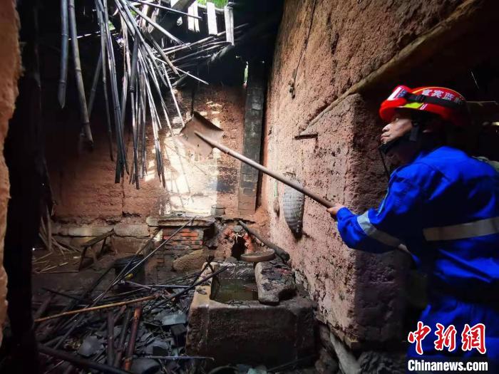 宜賓藍豹應急救援隊搜救組成員劉方杰正在參與救援。　受訪者供圖