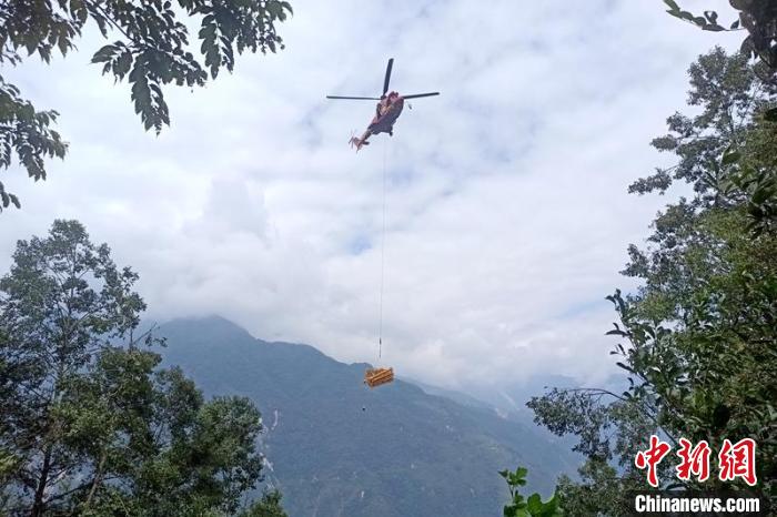 直升機(jī)起飛將搶修塔材運(yùn)往海拔1950米的110千伏唐下線29號(hào)塔位?！⌒鞈c明 攝