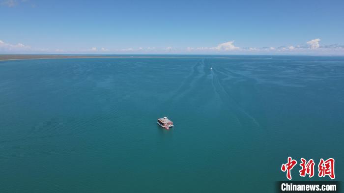圖為航拍夏日青海湖。　李江寧 攝