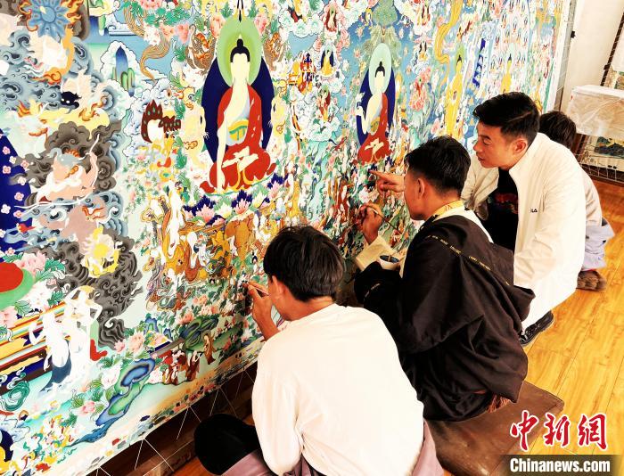 青海唐卡藝術(shù)小鎮(zhèn)：“勞模畫師”師帶徒，文化扶貧富一方