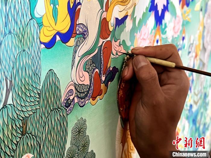 圖為畫師繪畫唐卡。　馬文莉 供圖