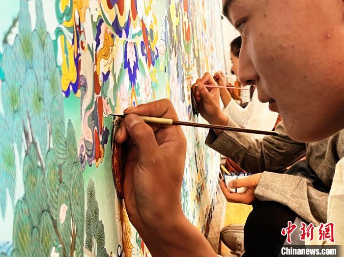 圖為畫師繪畫唐卡?！●R文莉 供圖