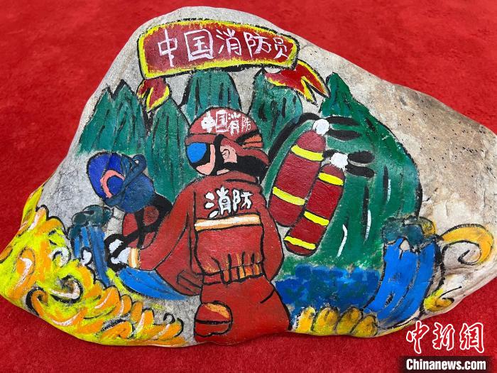 圖為玉樹消防指戰(zhàn)員創(chuàng)作的石頭畫作品《沖鋒有我》?！O瑞祥 攝