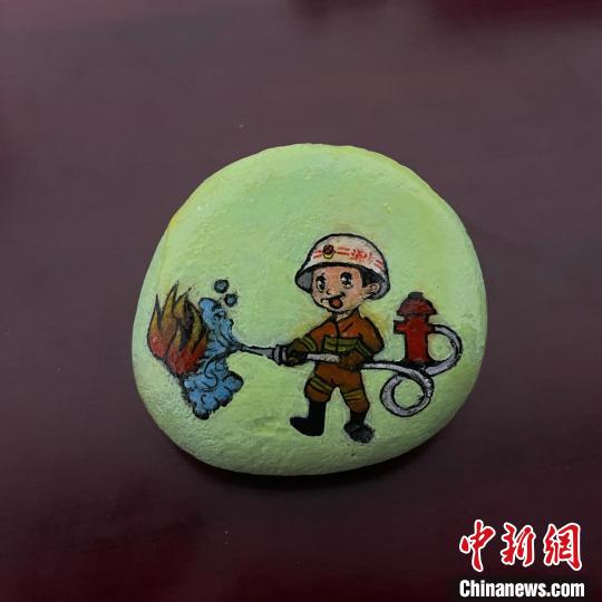 圖為玉樹消防指戰(zhàn)員創(chuàng)作的石頭畫作品《小小消防員》?！O瑞祥 攝