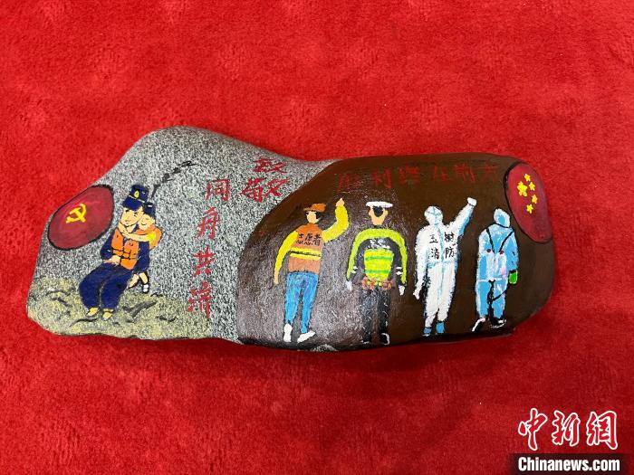 圖為玉樹消防指戰(zhàn)員創(chuàng)作的石頭畫作品《致敬“抗疫戰(zhàn)線”逆行的所有人》?！O瑞祥 攝