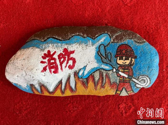 圖為玉樹消防指戰(zhàn)員創(chuàng)作的石頭畫作品《永遠(yuǎn)沖鋒在前》。　孫瑞祥 攝