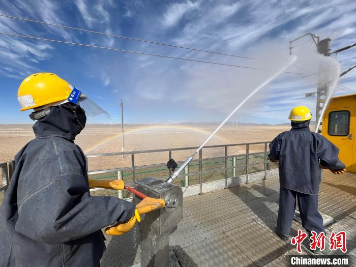 圖為水炮手操作高壓水槍對絕緣子進(jìn)行清洗?！「邌⒑?攝