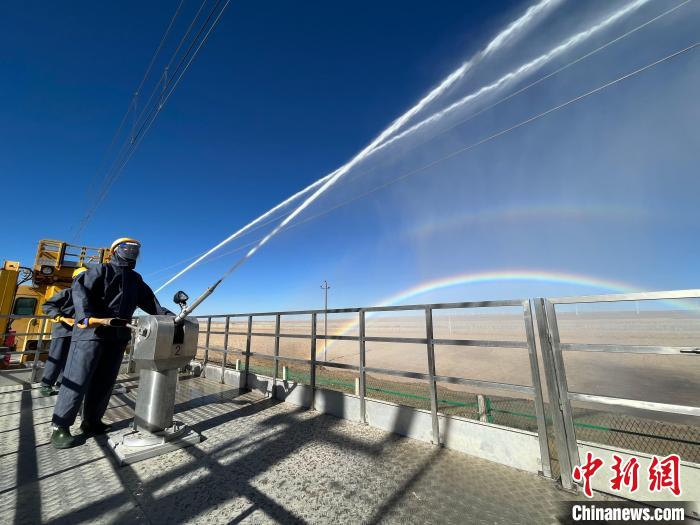 圖為水炮手在操作高壓水炮?！「邌⒑?攝