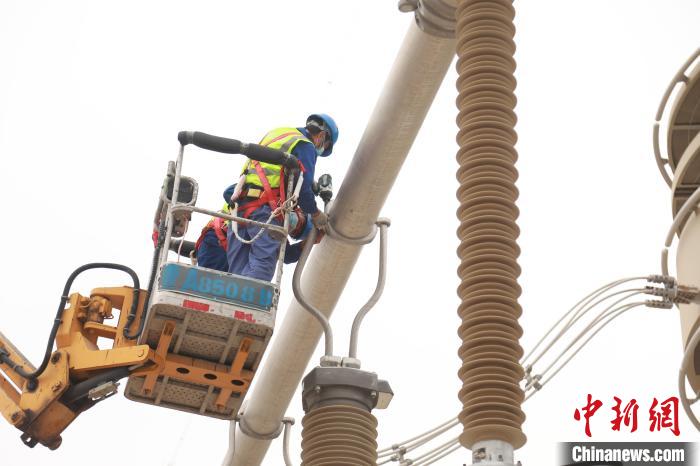 圖為國網青海超高壓公司變電檢修人員正在開展設備檢修工作?！≈煲闳?攝