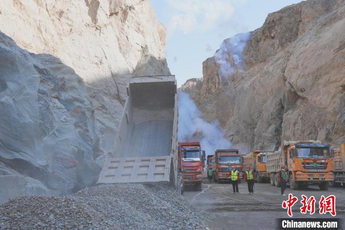 圖為大壩填筑現(xiàn)場?！∷娝木止﹫D