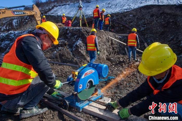 西成高鐵紅原2號隧道出口忙碌的工人師傅。　劉忠俊 攝