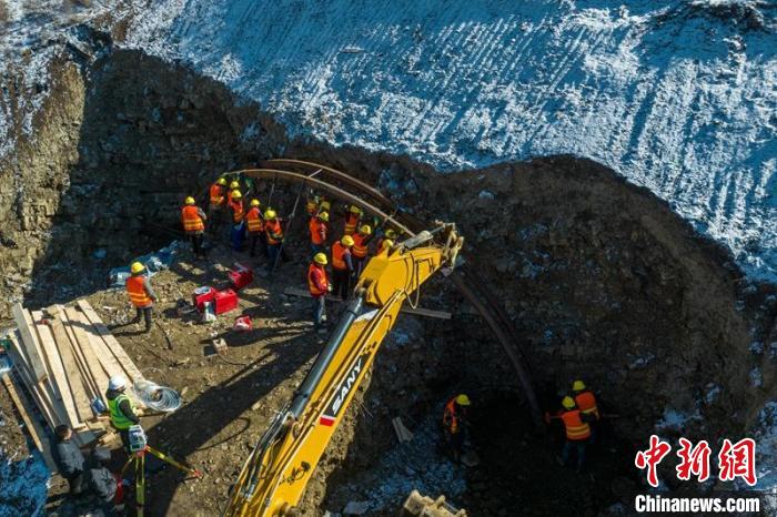 西成高鐵紅原2號隧道出口工人師傅正在進(jìn)行導(dǎo)向墻、管棚施工作業(yè)?！⒅铱?攝