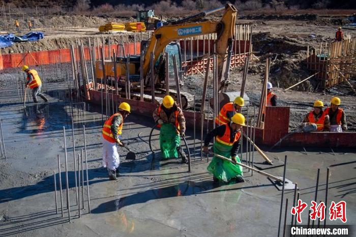 川主寺鎮(zhèn)牧場村西成高鐵1號拌合站工人師傅正在進(jìn)行駐地、拌合站澆筑施工作業(yè)?！⒅铱?攝