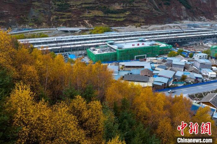 正在建設(shè)的成蘭鐵路松潘站?！⒅铱?攝