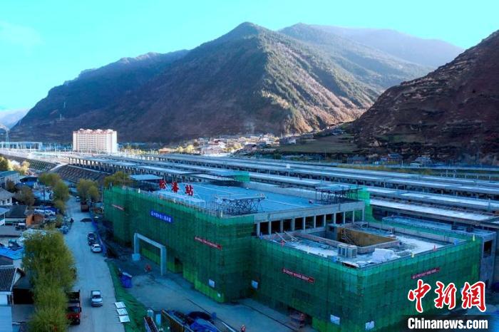 正在建設(shè)中的成蘭鐵路松潘站?！⒅铱?攝