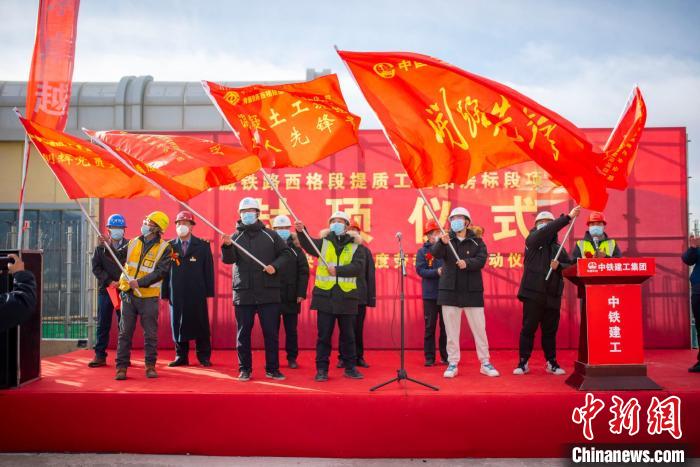 圖為封頂儀式現(xiàn)場?！『茽柾?攝