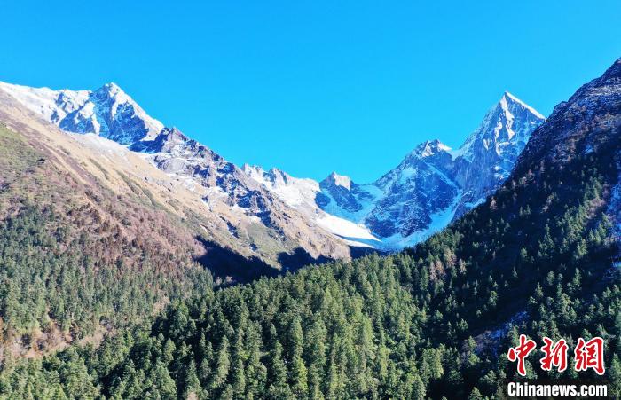 畢棚溝景區(qū)風光?！“苍?攝