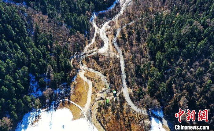 畢棚溝景區(qū)風光?！“苍?攝