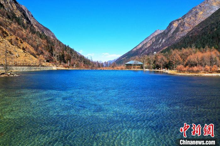 畢棚溝景區(qū)風光?！“苍?攝