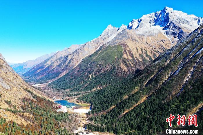 畢棚溝景區(qū)風光?！“苍?攝