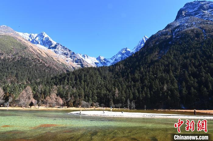 畢棚溝景區(qū)風光?！“苍?攝