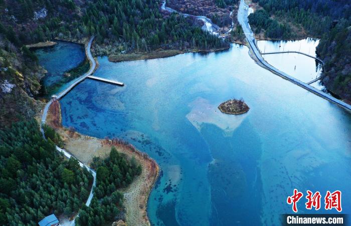 畢棚溝景區(qū)風光?！“苍?攝