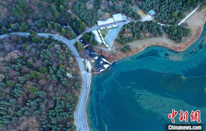 畢棚溝景區(qū)風光?！“苍?攝