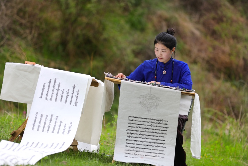 藏文書法。德格縣融媒體中心供圖