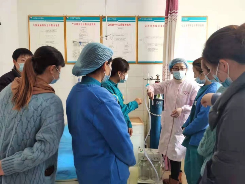 陳平為患者講解醫(yī)療設(shè)施。成都市武侯區(qū)委統(tǒng)戰(zhàn)部供圖