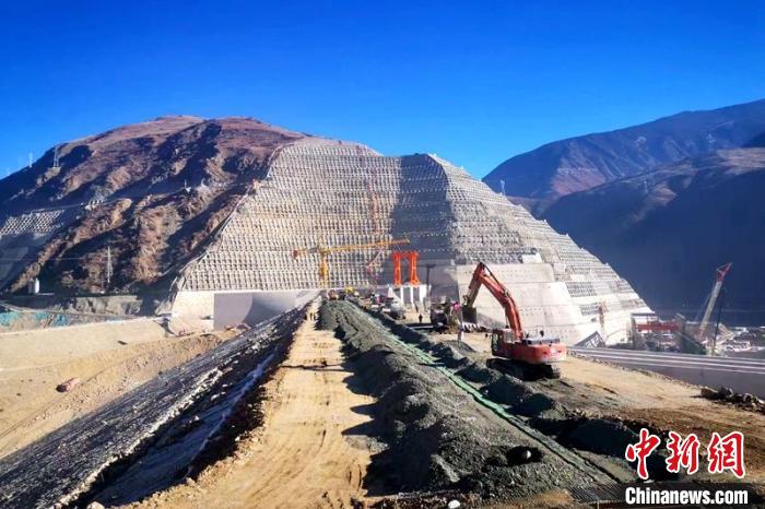 巴塘水電站大壩封頂現(xiàn)場?！≈袊材艿谌こ叹止﹫D