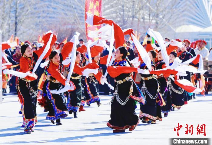 圖為玉樹群眾在廣場(chǎng)內(nèi)載歌載舞。　馬銘言 攝