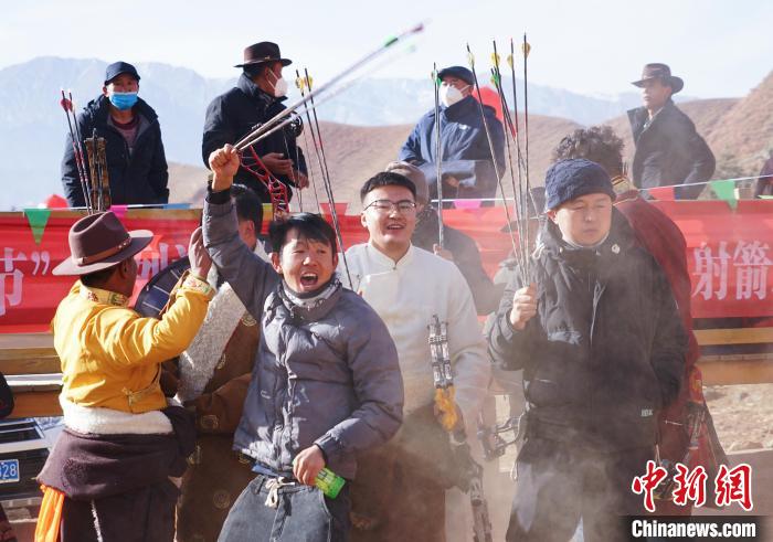 圖為藏族民眾跺腳歡呼慶祝弓箭手射中靶心?！●R銘言 攝