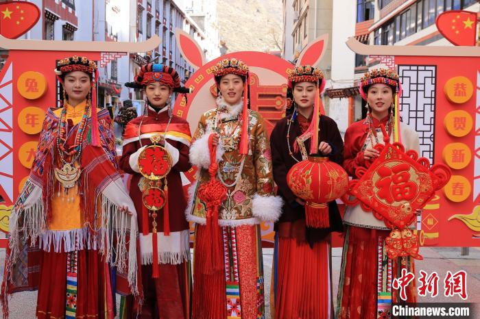 丹巴美女送祝福，迎新年?！±钣腊?攝